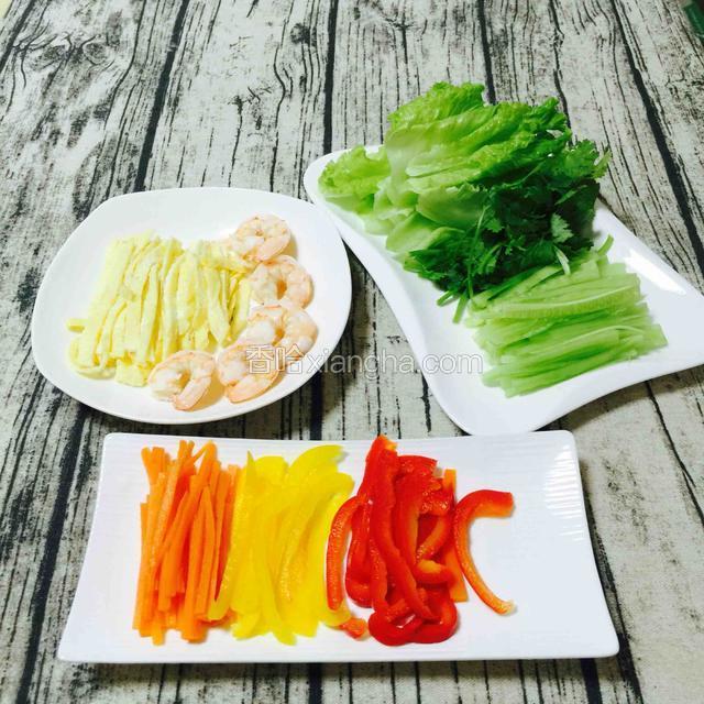 所有材料都准备好了
PS：这些份量的材料做了5条春卷，还余下一些蔬菜。可以用来包一些纯蔬菜的春卷。
