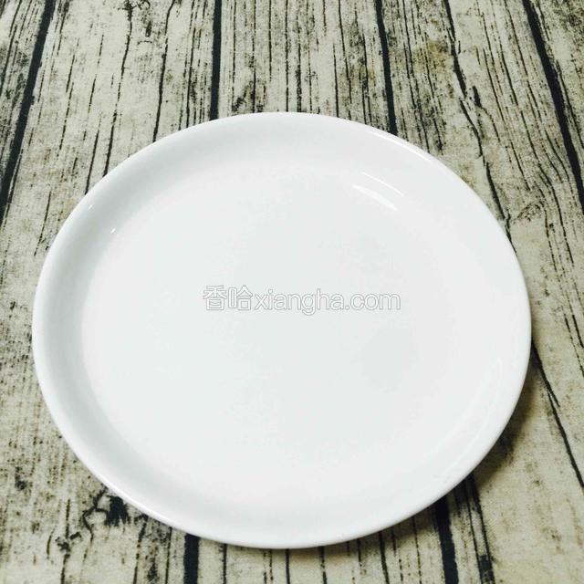 准备一盘20几度的凉温开水，或凉白开。盘子大小要装的下春卷皮。