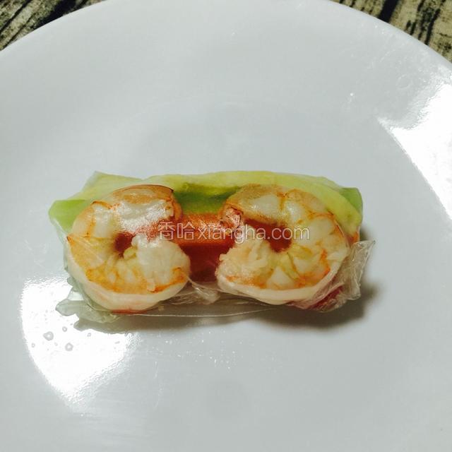 美美的一条春卷做好了，可以摆盘了。