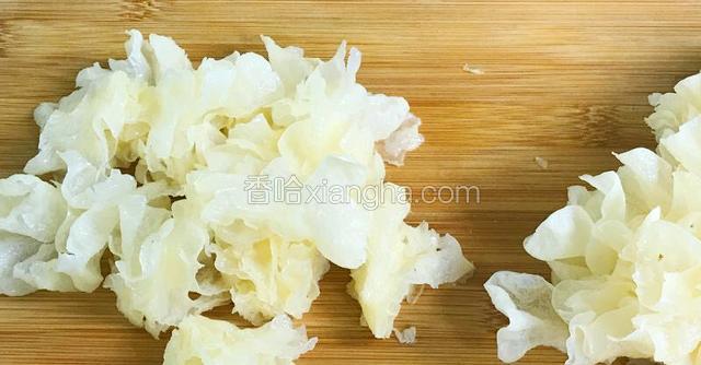 银耳泡发洗净，切去发黄的根部，掰成小朵，清水洗净宝餐提示：挑选银耳一二三四步——一看，色泽微黄没有霉斑杂质；二闻，淡淡微酸但没有特殊刺激的味道；三摸，有一定韧性不会一碰就碎；四泡，水发后胀大3、4倍，水质清澈不发黄