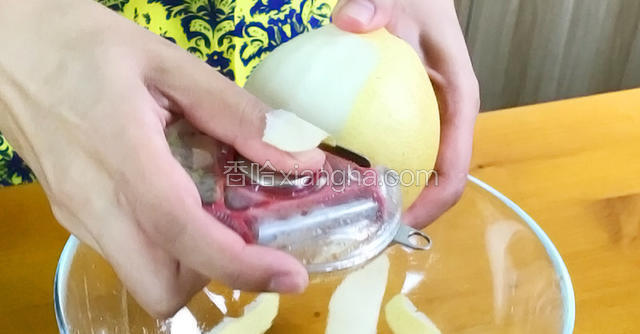 用盐仔细的搓洗雪梨表面，用清水认真冲洗干净。削梨皮，梨皮一定要留好宝餐提示：梨子自古被尊为“百果之宗”，可以治咳润肺。平时我们可以看到雪梨、白梨、砂梨、丰水梨、南果梨、库尔勒香梨等很多品种的梨……其实都可以用来做梨汤，特别是个大肉厚的品种，熬好的梨汤中的冰糖梨也很好吃呢