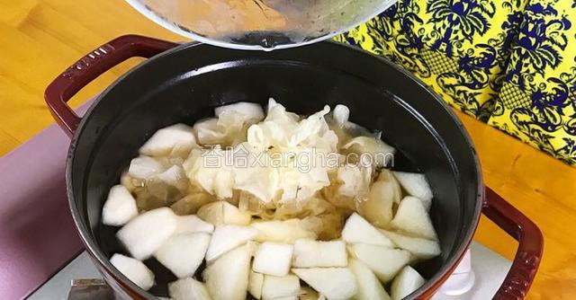 水烧开下入切成小块儿的雪梨和洗净的银耳
