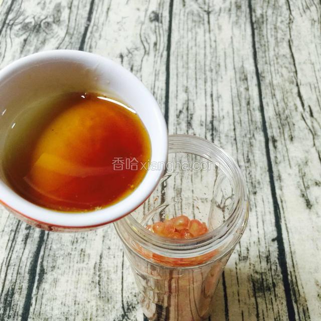 把蜂蜜倒进料理杯里。
蜂蜜也可以榨好汁，最后再加进去。
蜂蜜的量，可以各人口味加减量。
