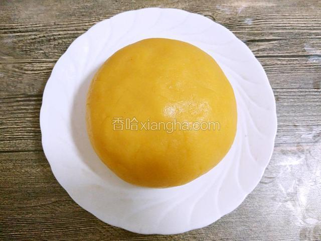 放入盘中凉透后就可以做了，也可以盖上保鲜膜放入冰箱冷藏一会再做