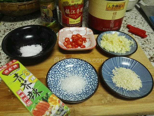 蒜切成小颗粒，辣椒切成小圆圈，准备少许盐，白糖，芝麻，生抽，醋，花椒油，芥末（这个根据个人口味，可选择不放）