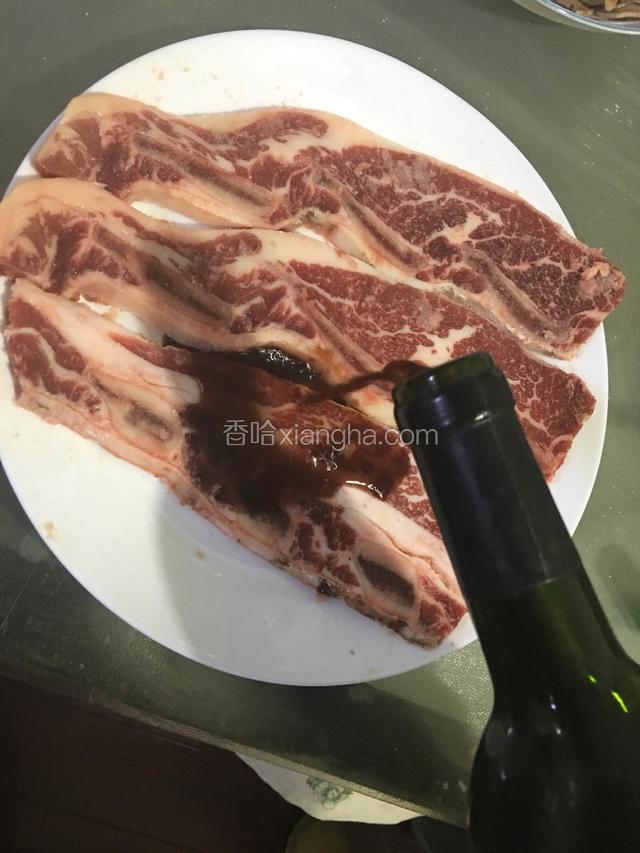 牛仔骨用红酒腌制