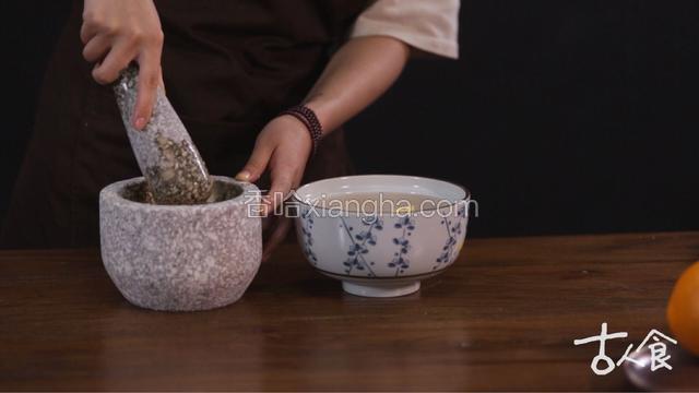 挖出橙肉，用石臼捣汁，滤出汁液