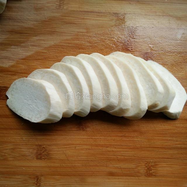 杏鲍菇洗净切厚片（斜切）