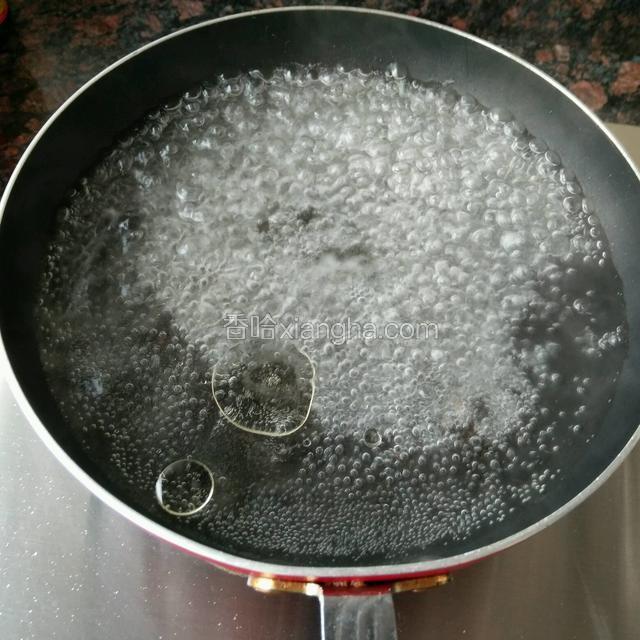锅里水烧开，放适量盐和油