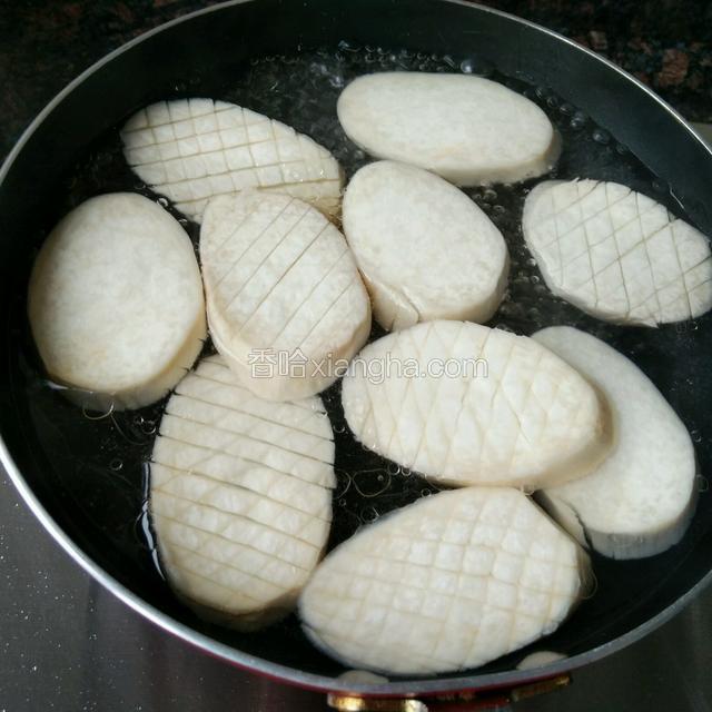 放入杏鲍菇焯软后捞出