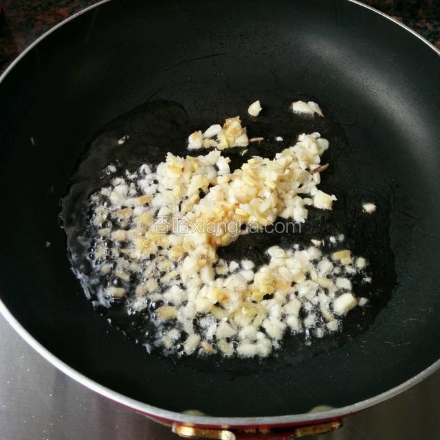 锅里热油，油热爆香姜蒜末