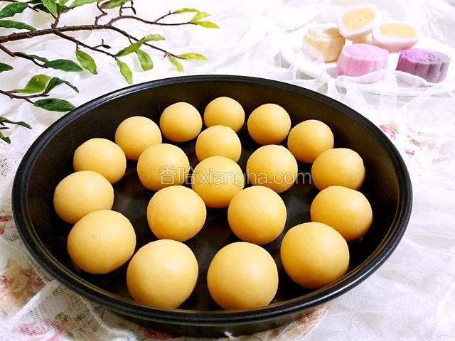 奶黄馅的做法可去参考我的菜谱《自制奶黄馅》