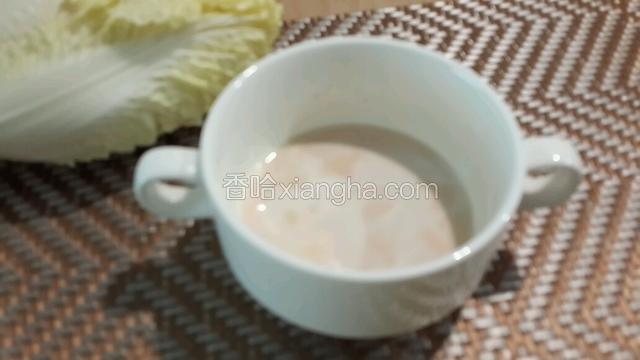 酵母温水化开，静置5分钟