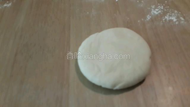 切或揪成30克的剂子按扁