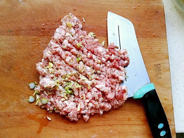 葱姜切沫，剁入肉馅中