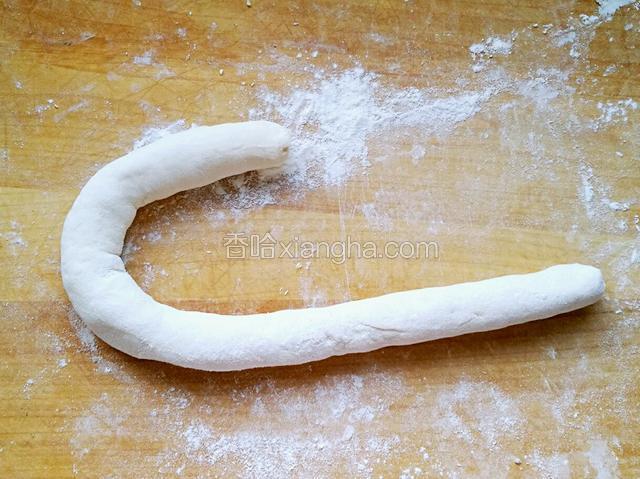 用手揪断，放案板上搓圆，搓细