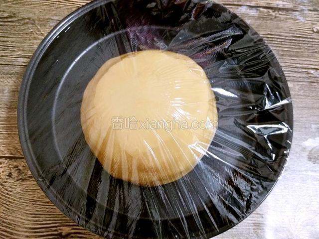 揉成面团盖上保鲜膜静置两个小时以上