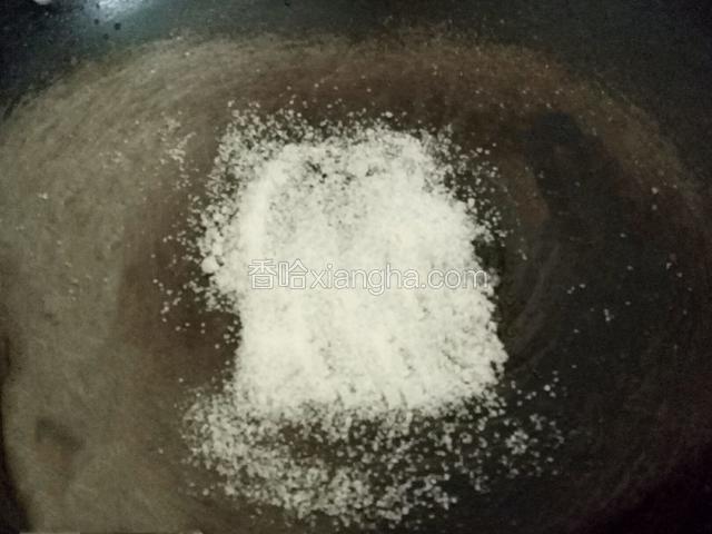 小火炒白糖，不停的翻炒，防止糊﻿﻿