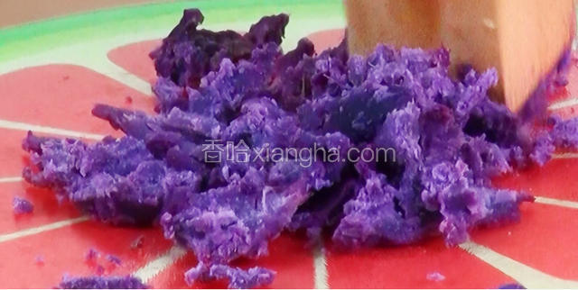 将紫薯用清水洗净，放入蒸锅中蒸熟，再用工具压成泥宝餐提示：红薯、南瓜都可以用来做馅料