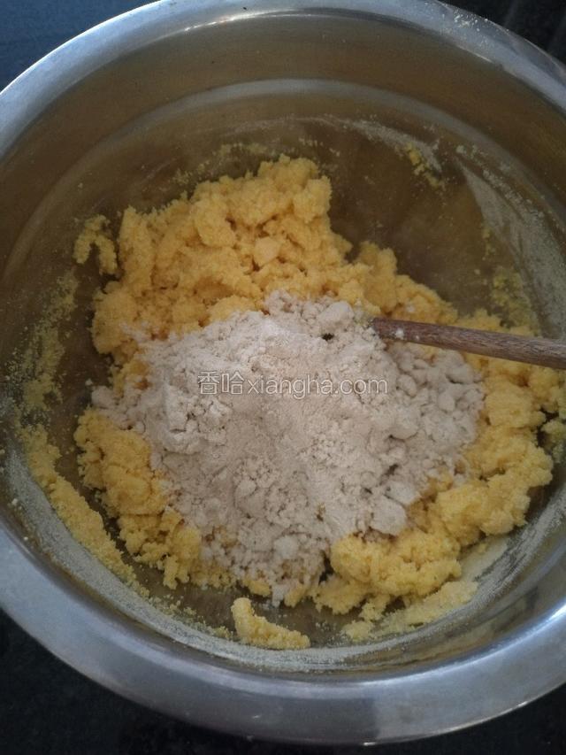 凉凉放入面粉。用温水化开酵母，然后倒在面粉里搅拌。
