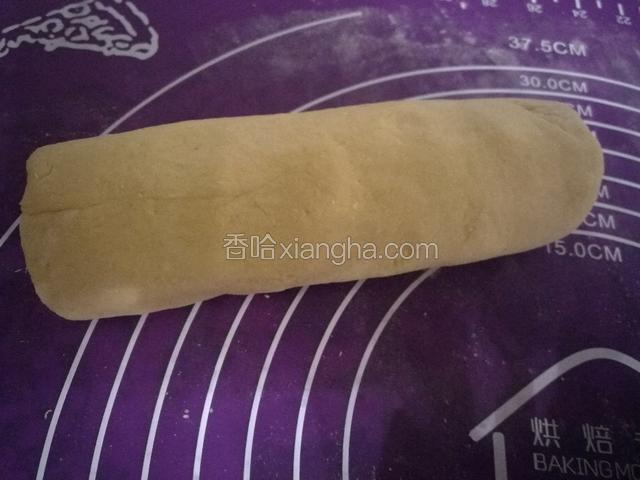揉成面团醒发好后。搓成条。