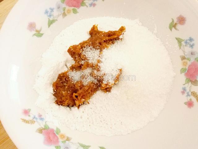 蒸熟后，压成泥﻿﻿。﻿将红薯泥、糯米粉、白糖加入到一个大碗里﻿﻿﻿﻿