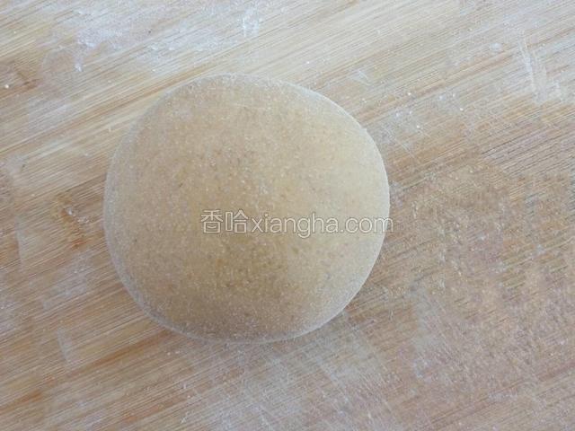 适量加点水，用手揉成光滑的糯米团﻿﻿﻿﻿﻿