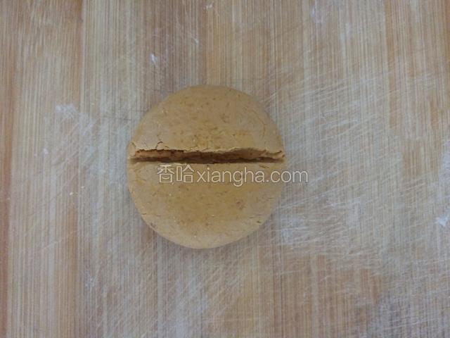 用牙签压米字，先横着压﻿