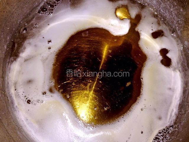 汁熬制橄榄色，浓稠度比蜂蜜较稀一点即可，因为汁冷却后还会变浓