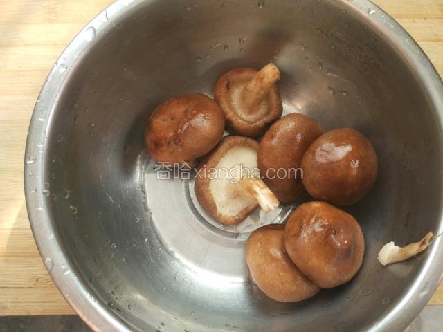 把香菇洗净切片，把胡萝卜、土豆一个切块备用