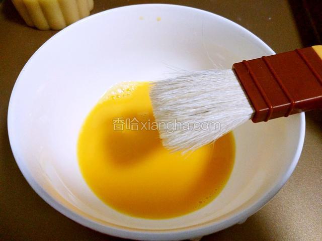 一个蛋黄加入少量清水搅拌均匀，用过滤网过滤后再用，刷蛋黄液最好用这样的细毛刷