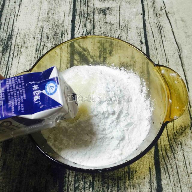 所有材料称好，倒进干净玻璃锅里。再加进橄榄油和牛奶。然后搅拌均匀成糊糊至白糖融化。（用量见材料表）