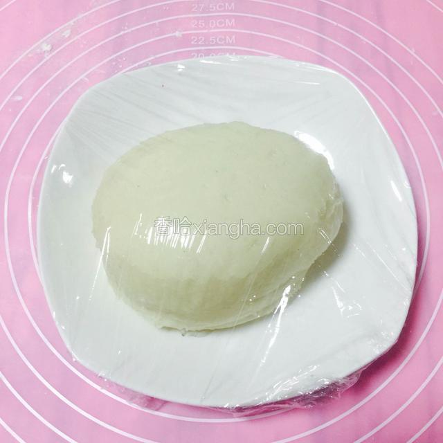 冰皮糕封住保鲜膜，放进冰箱冷藏一个钟。
盘子涂一点橄榄油，冰皮顶面抹一点点橄榄油，这样就不会粘盘子粘膜。