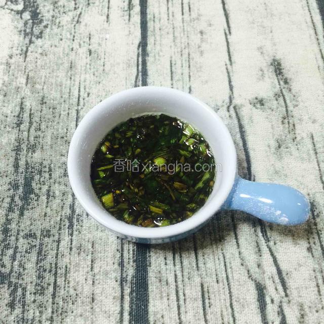炒好的葱珠油，如图。
这个葱油拌香芋，是最佳搭配。
一个字：香
