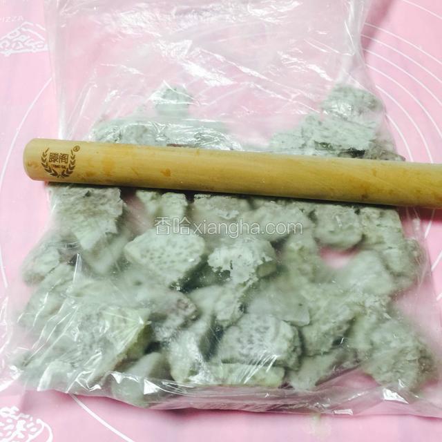 用保鲜袋装起，擀面杖来回压成泥。
（想起了没买擀面杖时，用刀背来刮芋泥，那个累的手酸的呀。）
如果想芋泥更细腻，也可以再过一次网筛，那个累呀。想想还是擀多几次算了。
