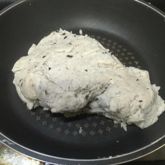 注意，一定要小火
炒至芋泥水份偏干，铲和锅，芋泥，三样都很容易脱离，就可以了。
