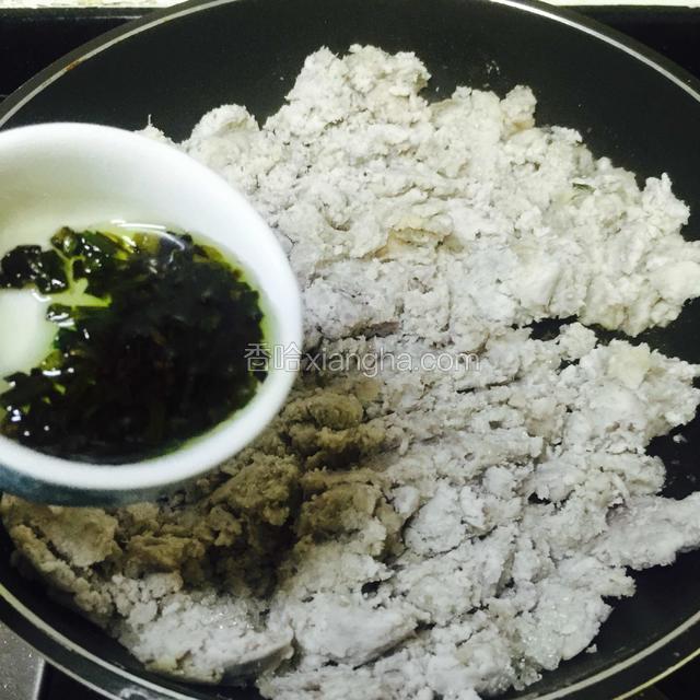 芋泥翻炒几遍后，再把余下的葱珠油一起加进去，小火翻炒用木铲按压。
一定要小火，翻炒均匀和白糖融化。