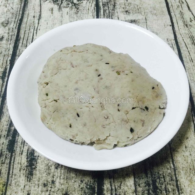 炒好的芋泥，香味扑鼻。
PS：芋泥是广东潮汕地区的一道特色甜品。纯正的芋泥做法要用熟猪油炒制滴，厚油多糖，等彦彦有空再制作一次分享菜谱哈。
此版本的宇泥是轻食型，做馅也需要偏干，用橄榄油代替猪油，少油少糖，更健康。