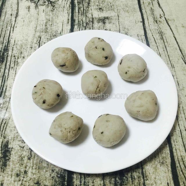 搓成小圆团，
菜谱的量的馅一共做了16个冰皮月饼。还余下一点点。