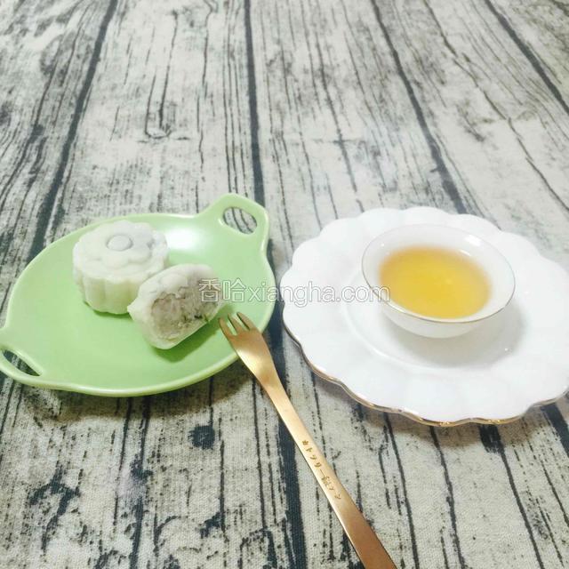 清茶+芋泥馅冰皮月饼，特别搭。
一个字：香。
口水流一地了，有末有？
赶紧动手做起吧……