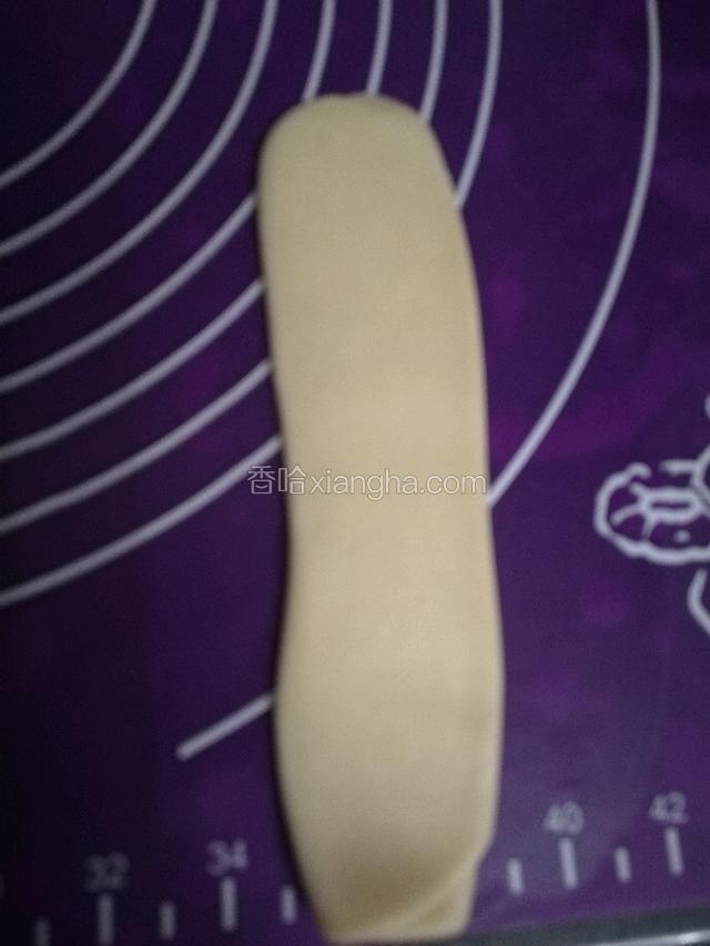 在擀成长条装。