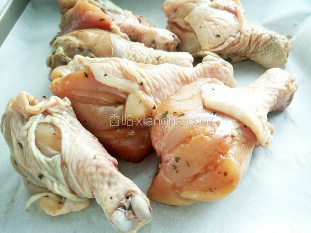 这是腌制好的鸡腿 控净腌料中的水分 放入烤盘中