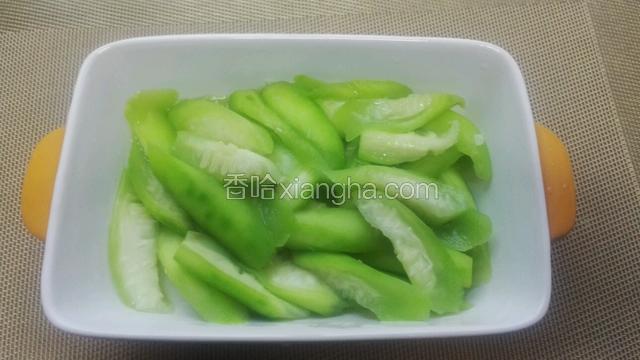 捞起沥干水，装入盆