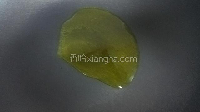 锅烧热，放入2勺子菜籽油加热