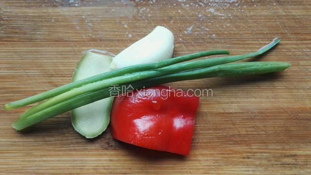 葱姜蒜，红彩椒切碎
