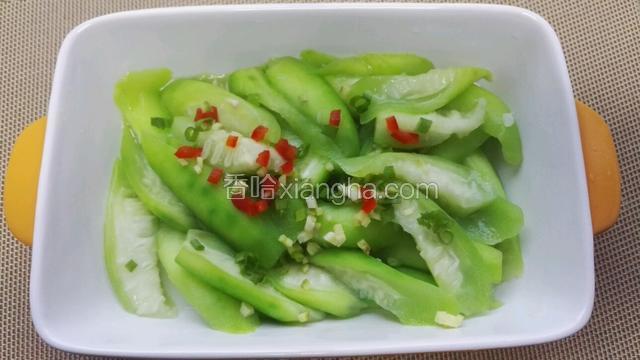 撒上葱姜蒜红彩椒粒