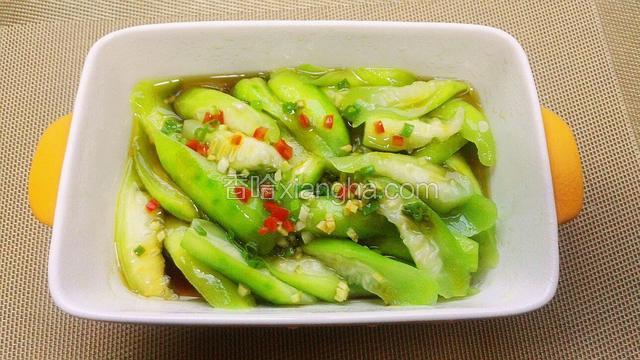 热油淋在葱姜蒜红彩椒粒上。油尽量热一点，浇上能听到“呲啦、呲啦”的声音