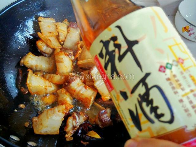 倒入2勺料酒
