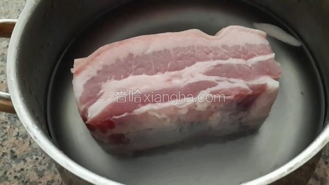肉洗净，用刀刮净皮毛冲洗干净