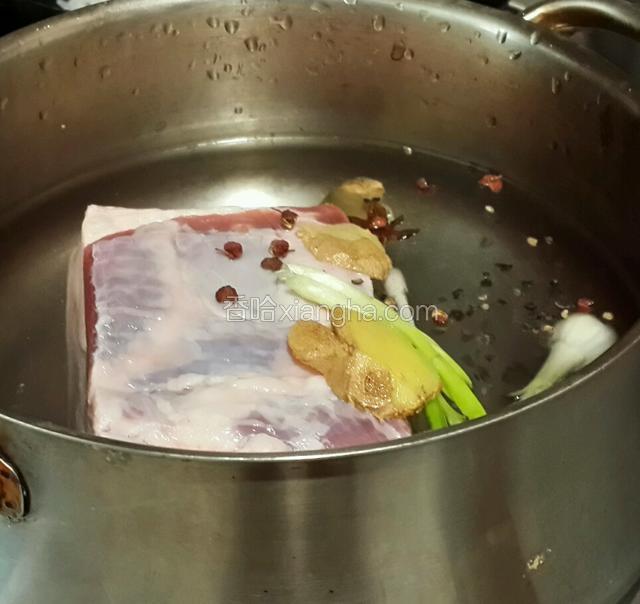肉凉水入锅加入葱姜花椒大料料酒烧开
